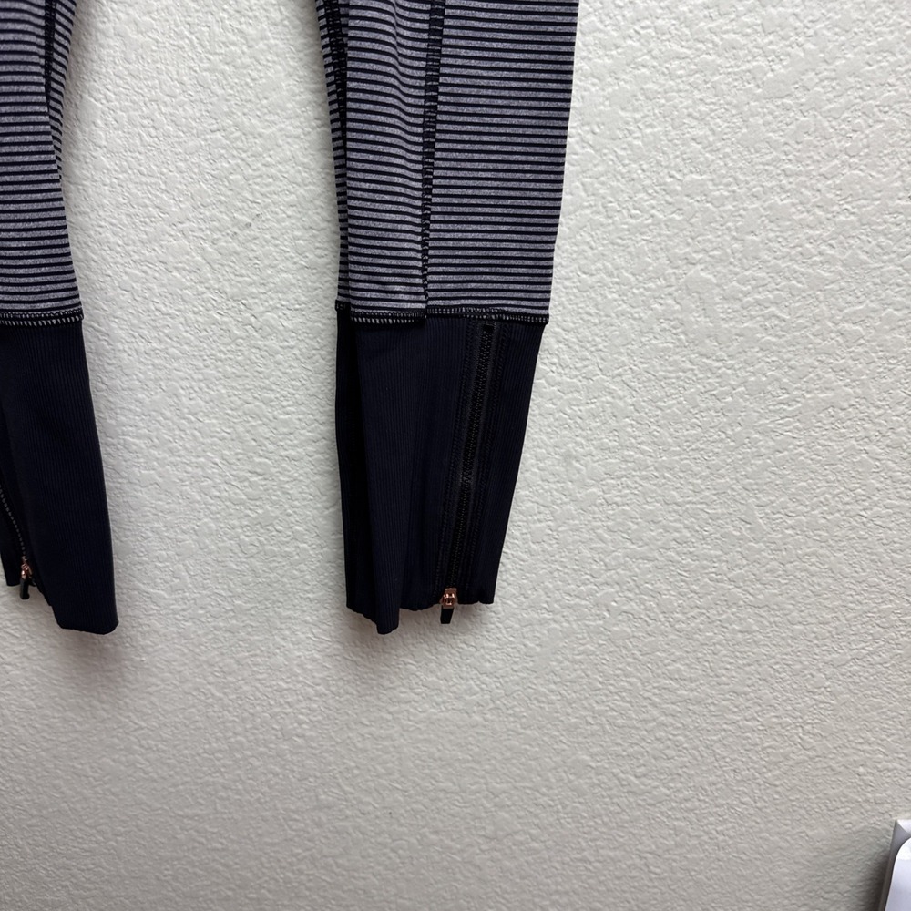 Lululemon Runner Crop Women's Leggings Black Gray Stripe Size 4‎ Zipper Ankles - Picture 3 of 7